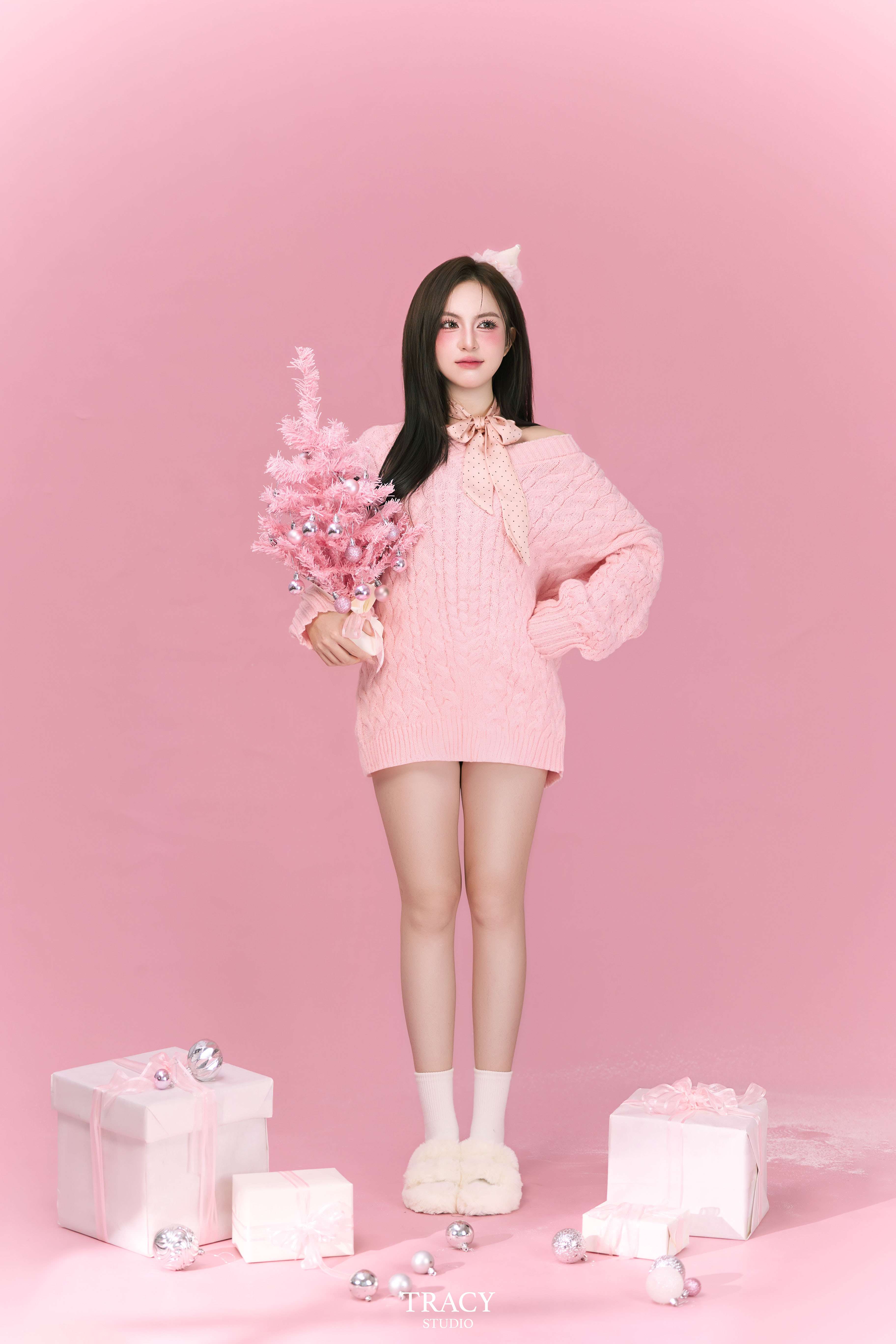 frontend/img/gallery/anh-giang-sinh/tracy-studio-chup-concept-noel-pink (2).jpg